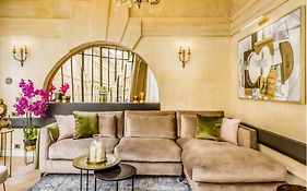Luxury 6 Bedroom 5 bathroom Palace Apartment - Louvre View